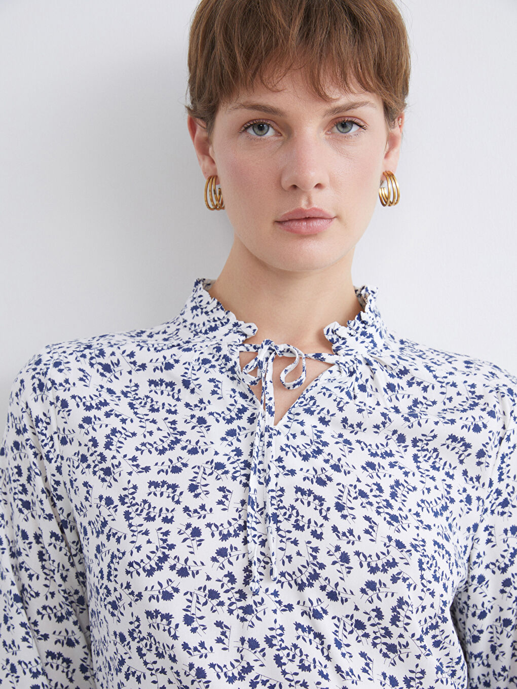 LCWAIKIKI Classic Tie Neck Floral Blouse -W54169Z8-LU7