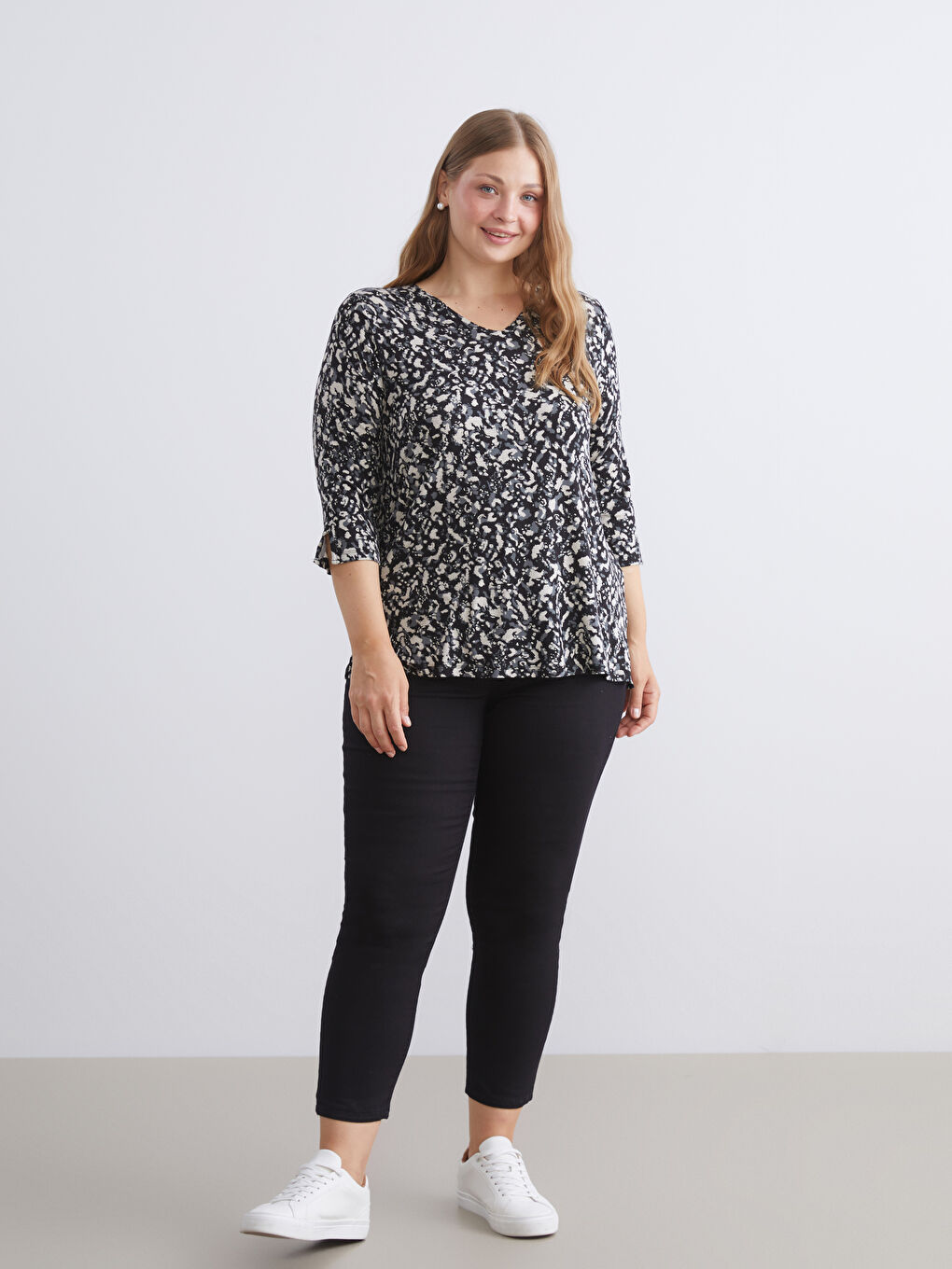 LCW Grace V-Neck Patterned Blouse -W54560Z8-LQJ