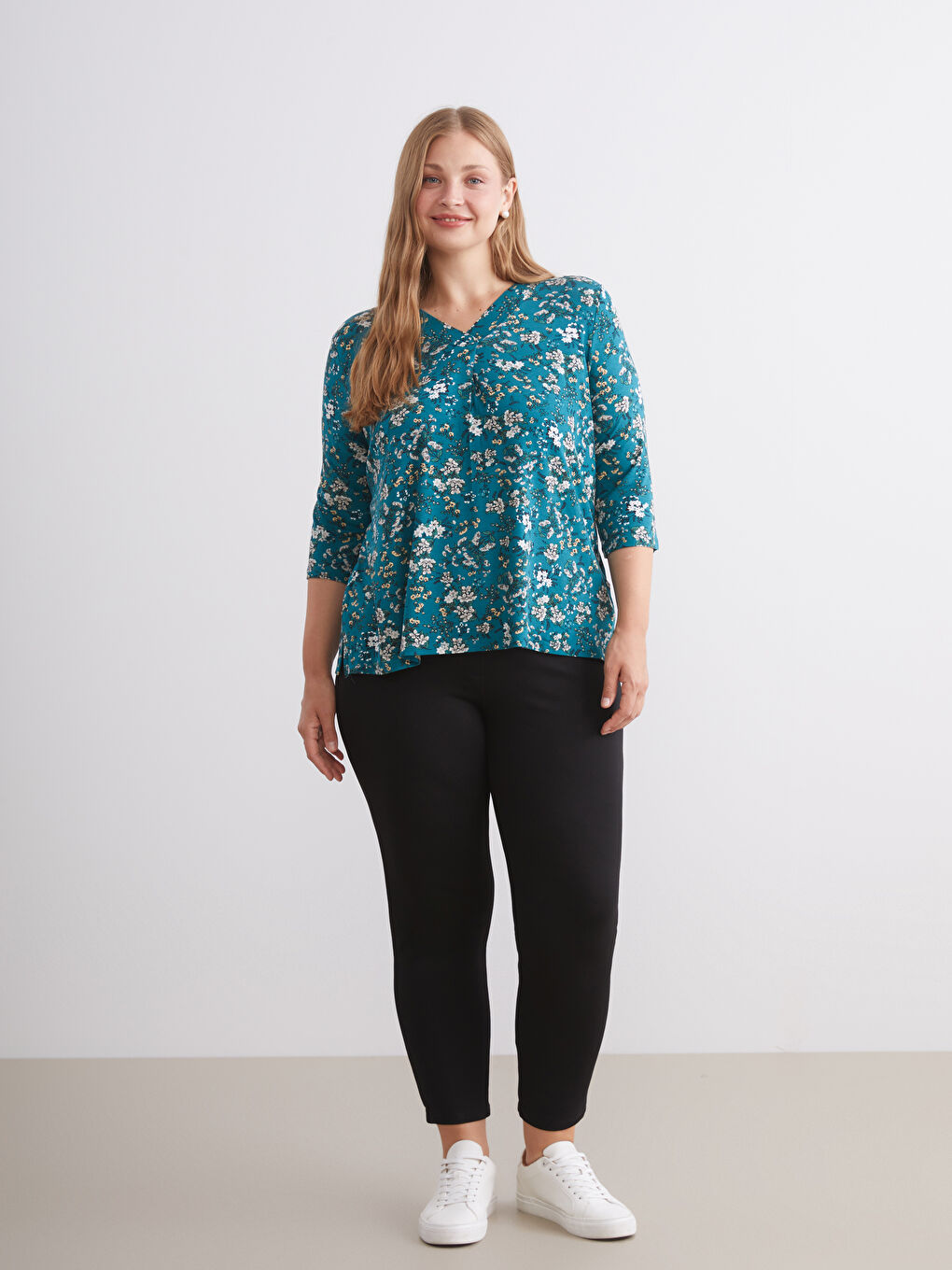 LCW Grace V-Neck Floral Blouse -W54563Z8-LSY