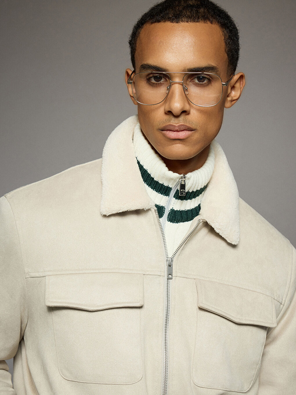 Приталенное Замшевое Мужское Пальто с Меховым Воротником-1