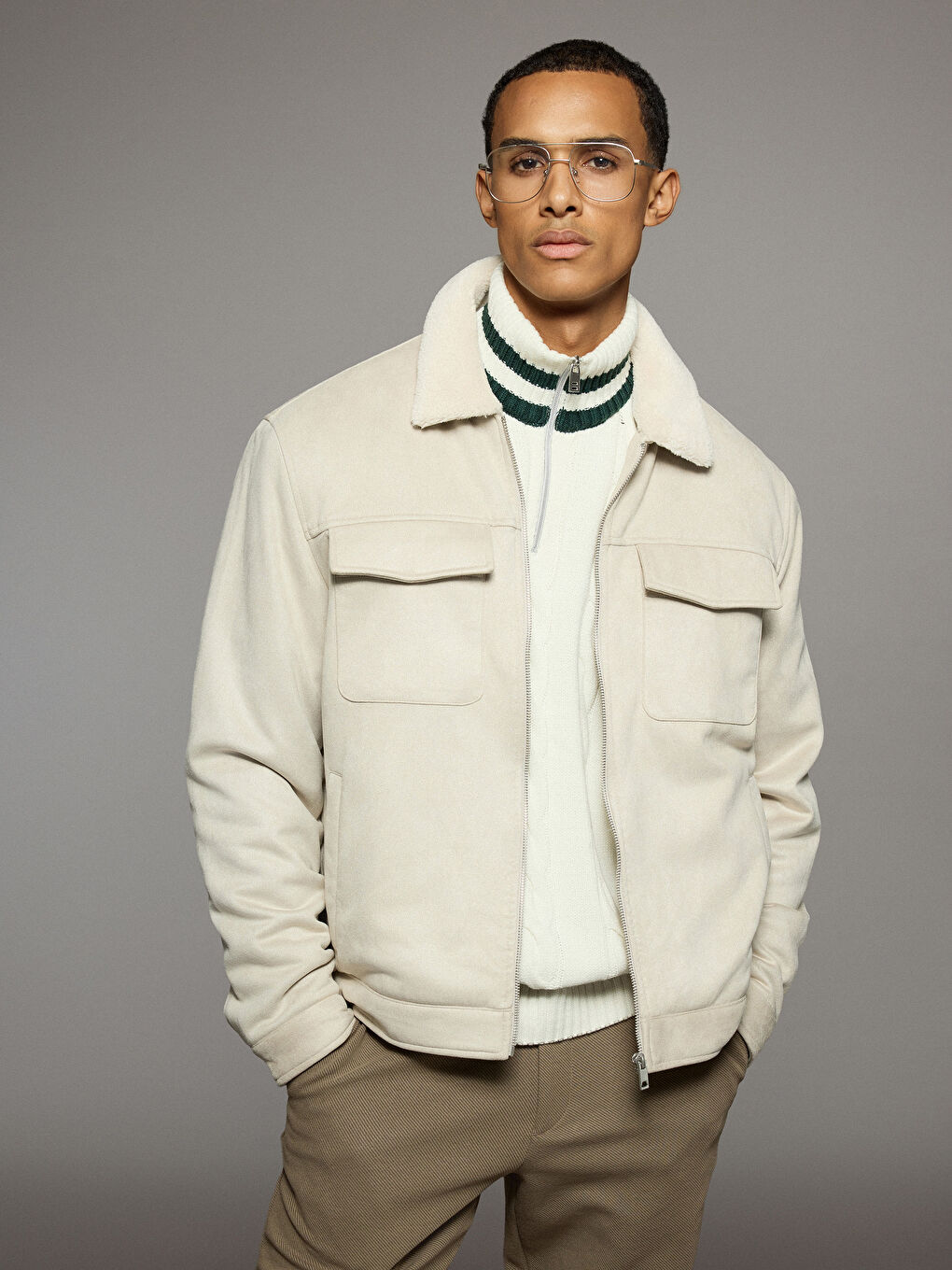 Приталенное Замшевое Мужское Пальто с Меховым Воротником-2