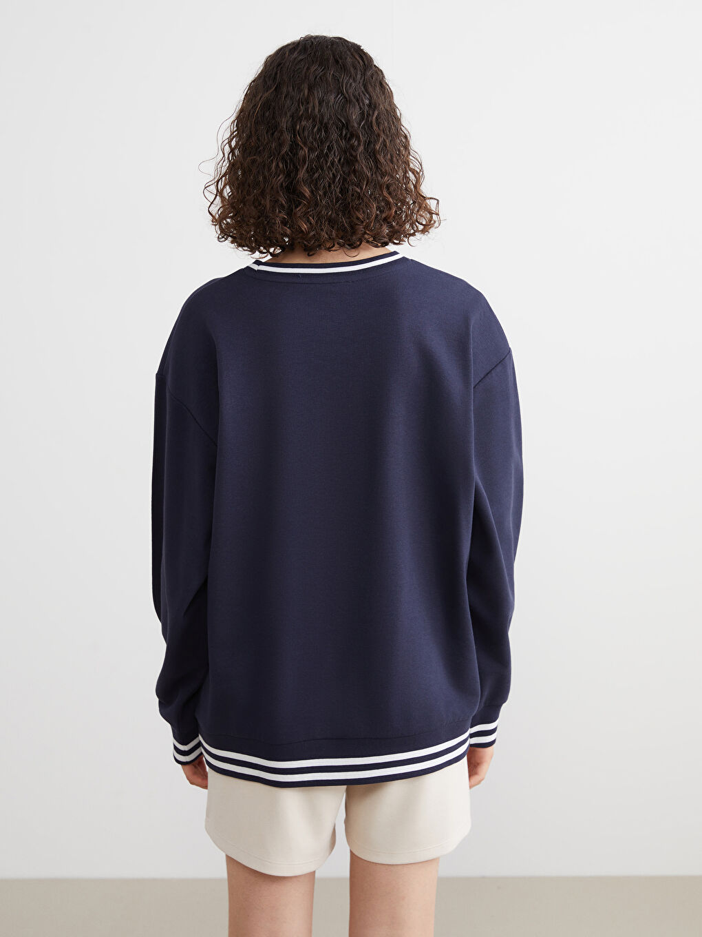 Crew Neck Embroidered Women's Sweatshirt-3