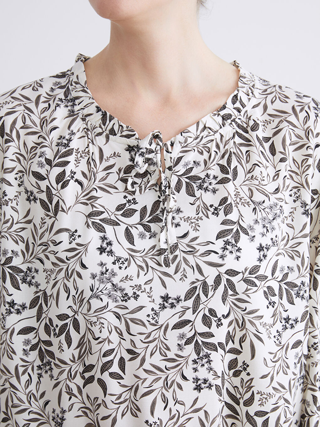Blouse À Motifs À Col Lavallière-2