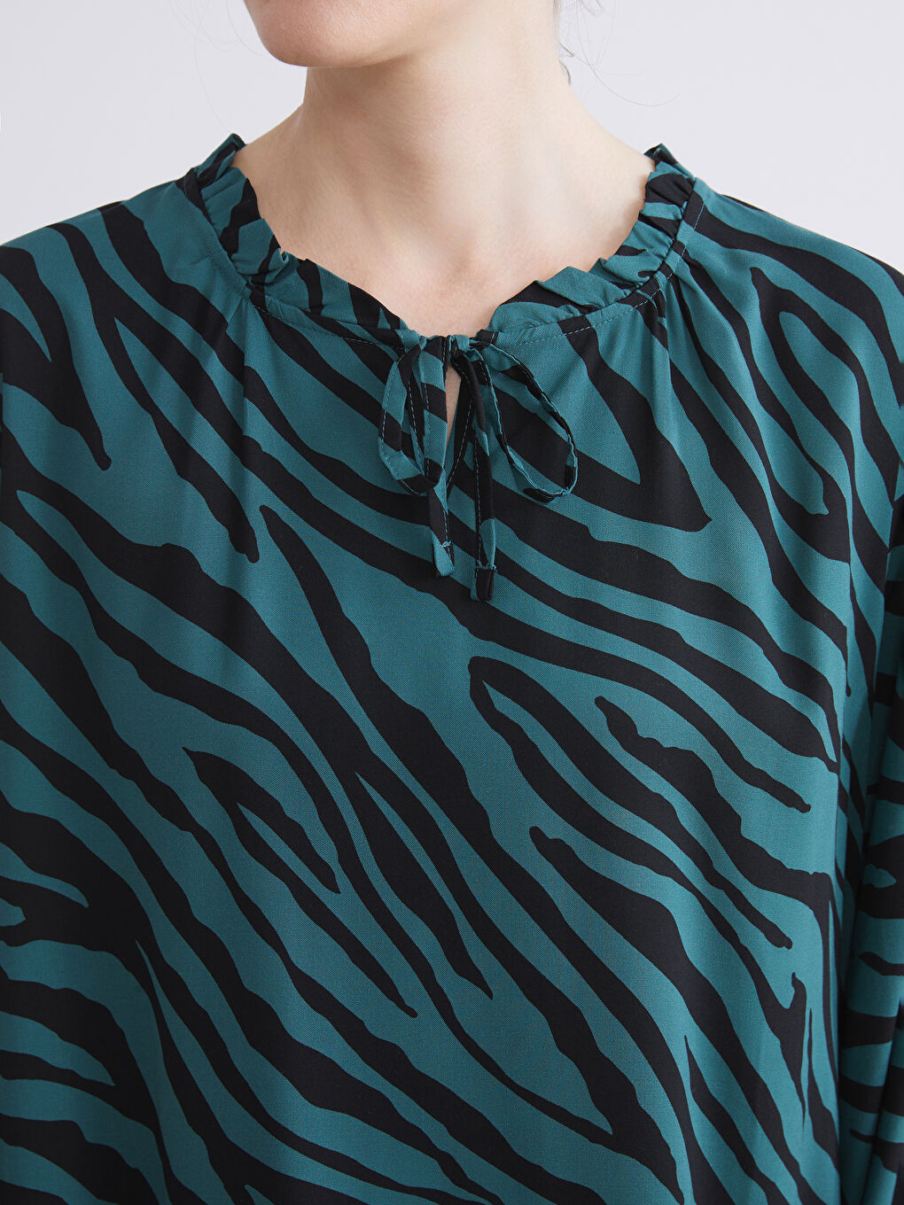 Blouse À Motifs À Col Lavallière-2