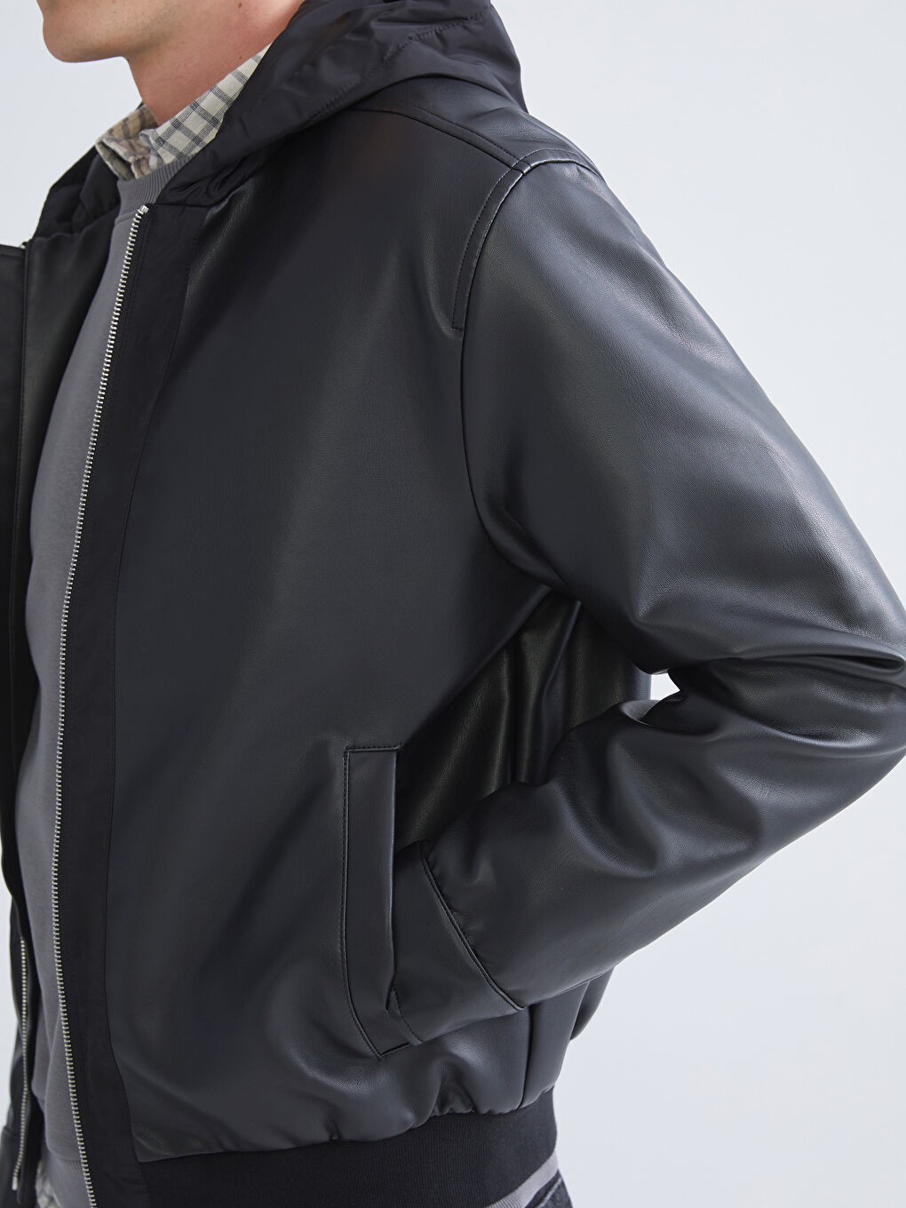 Siyah Standart Kalıp Kapüşonlu Erkek Deri Görünümlü Ceket-2