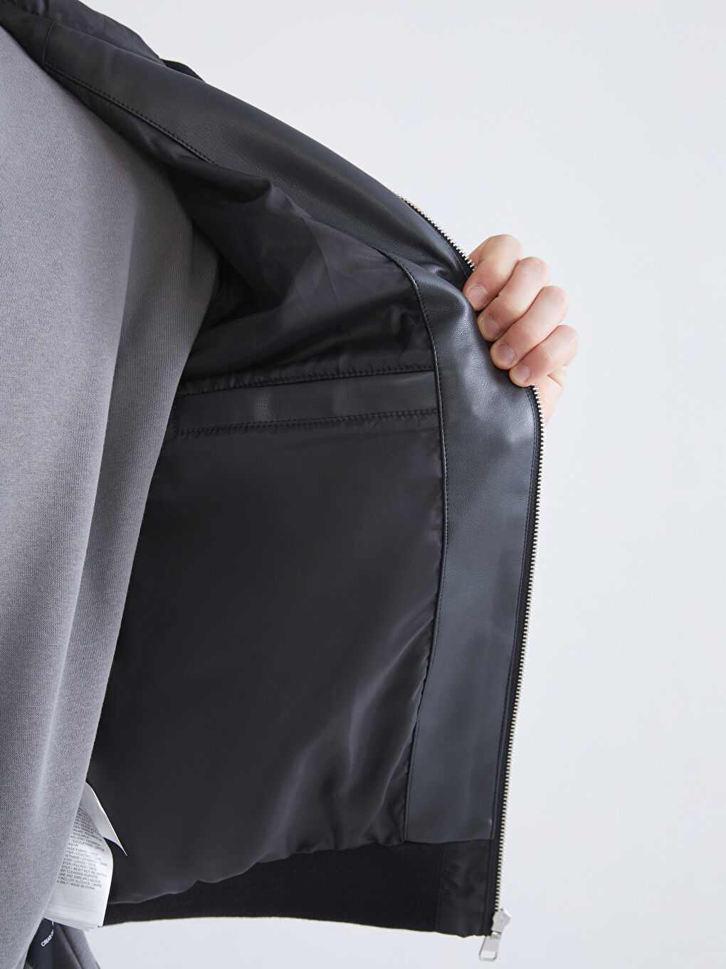 Siyah Standart Kalıp Kapüşonlu Erkek Deri Görünümlü Ceket-3