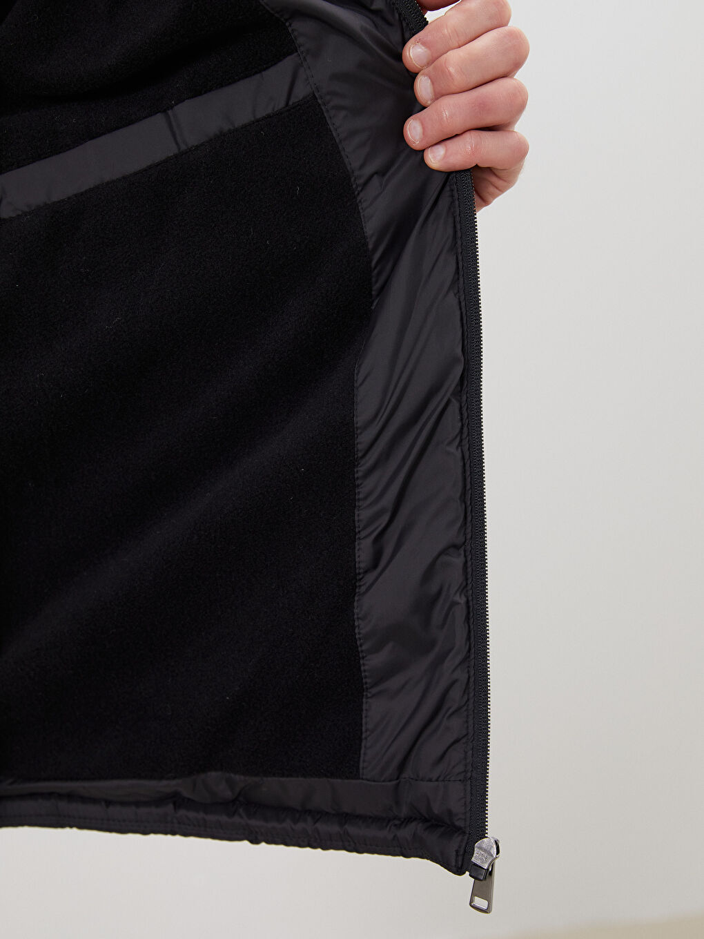 Siyah Standart Kalıp Kapüşonlu Erkek Şişme Mont-3