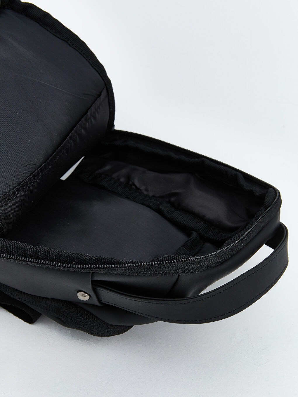 Siyah Deri Görünümlü Erkek Göğüs Çantası-4