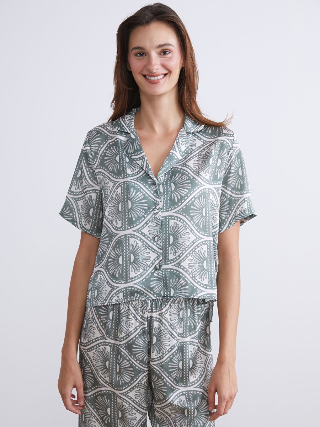 Yeşil Gömlek Yaka Desenli Saten Kadın Pijama Takımı-1