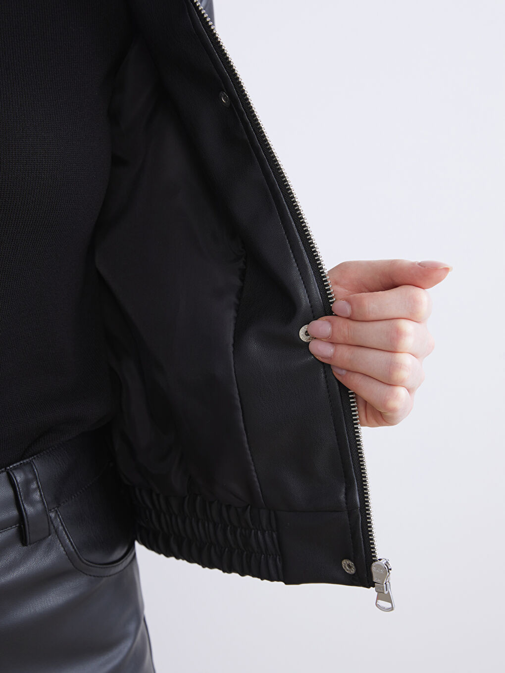 Siyah Gömlek Yaka Kadın Deri Görünümlü Ceket-4