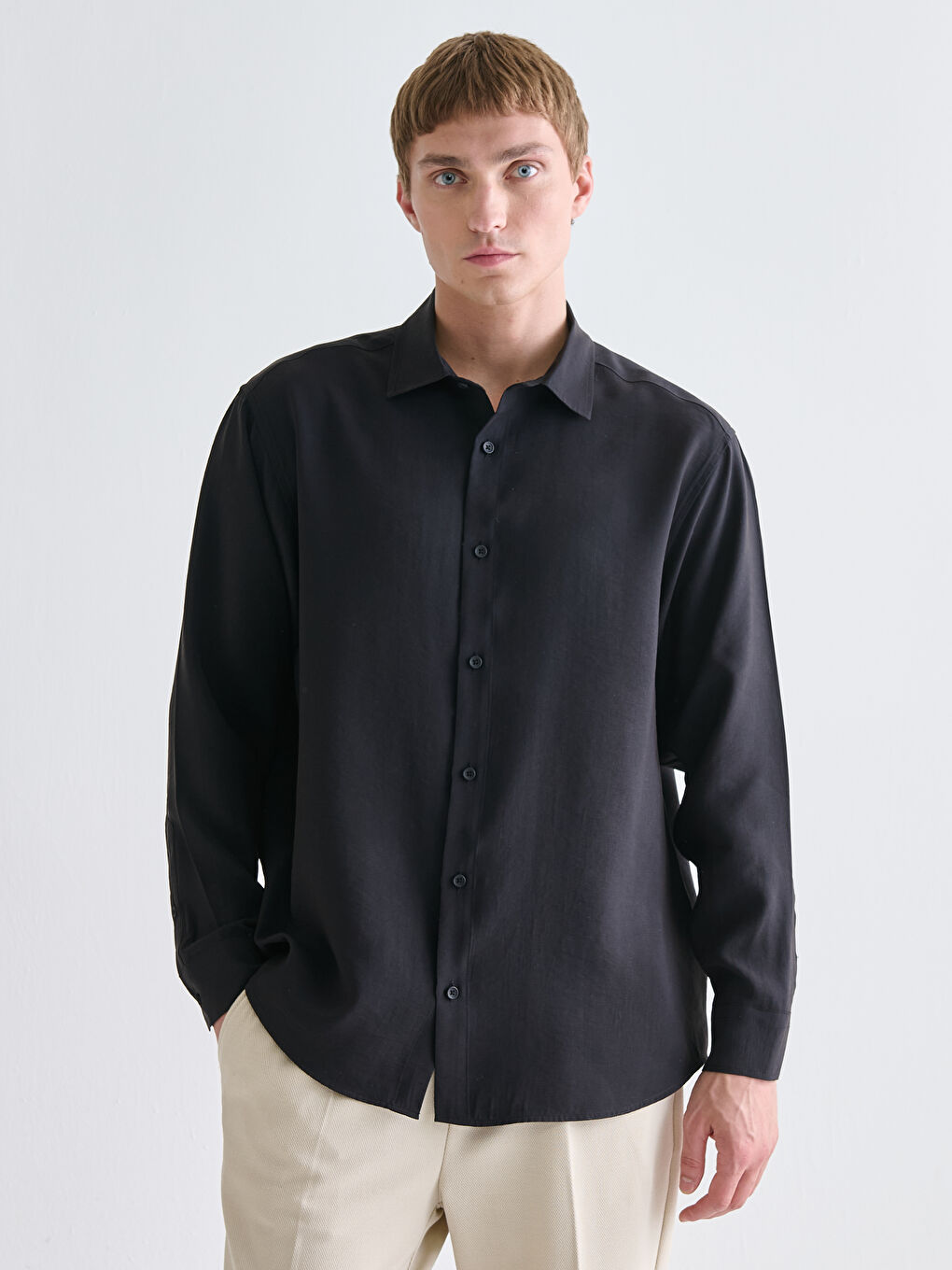 Siyah Rahat Kalıp Uzun Kollu Erkek Gömlek-1