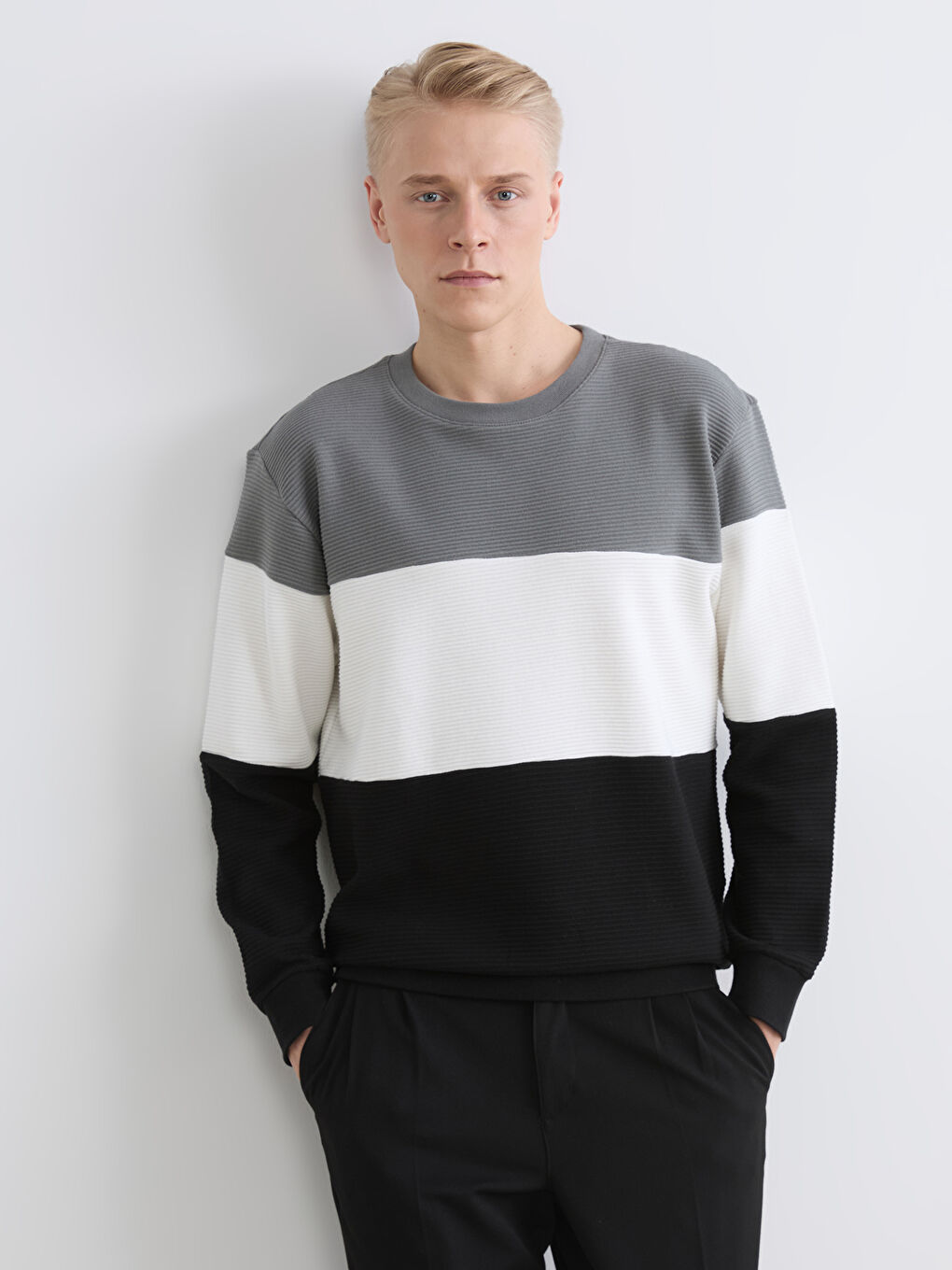Sweatshirt بە قۆڵای Crew Neck بە نه‌قشی Color Block بۆ پیاوان