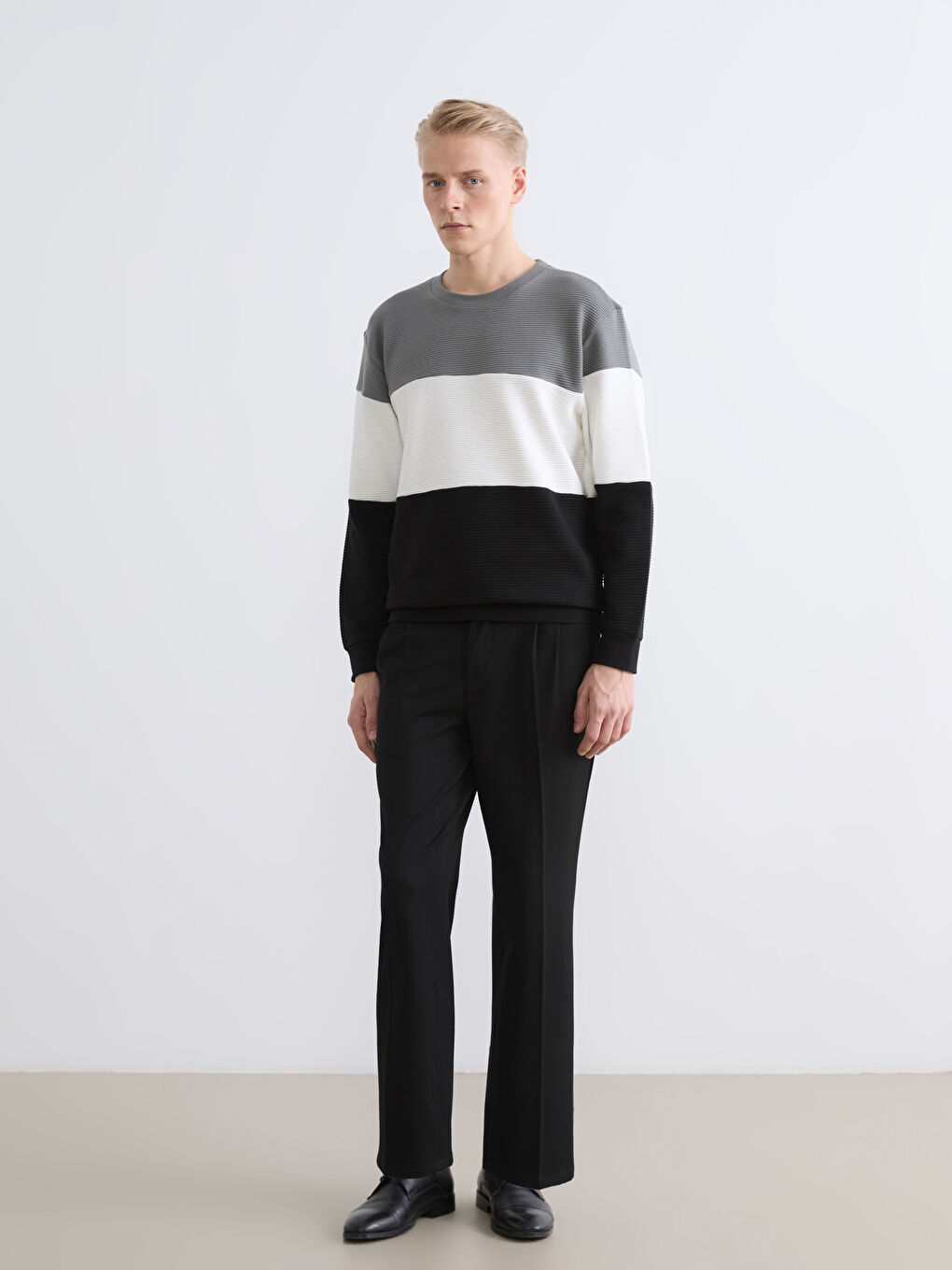 Sweatshirt بە قۆڵای Crew Neck بە نه‌قشی Color Block بۆ پیاوان-1