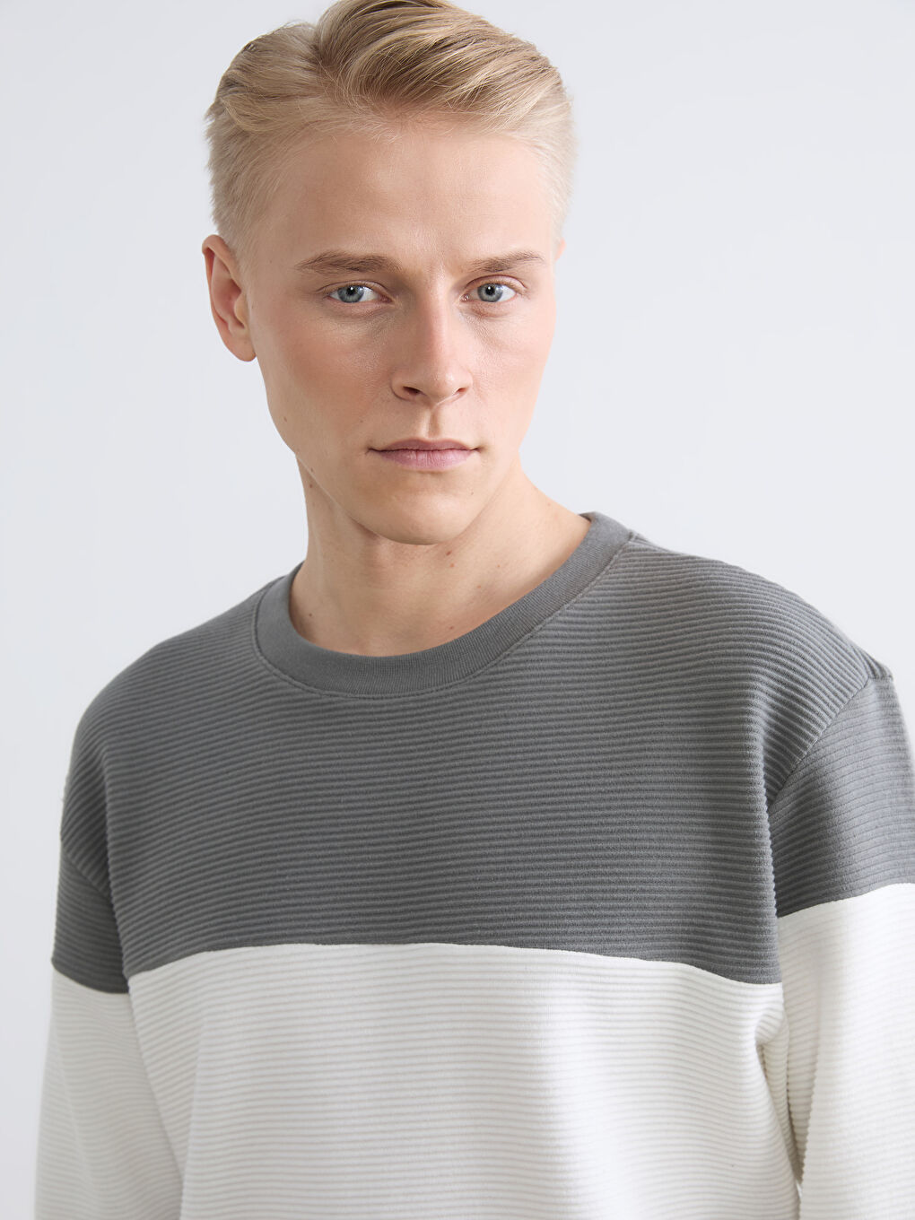 Sweatshirt بە قۆڵای Crew Neck بە نه‌قشی Color Block بۆ پیاوان-2