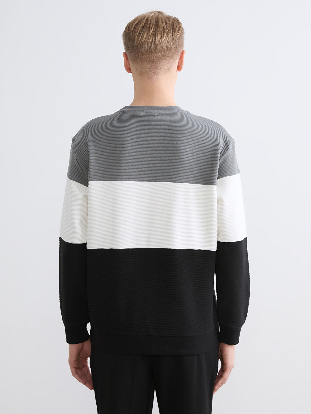 Sweatshirt بە قۆڵای Crew Neck بە نه‌قشی Color Block بۆ پیاوان-3