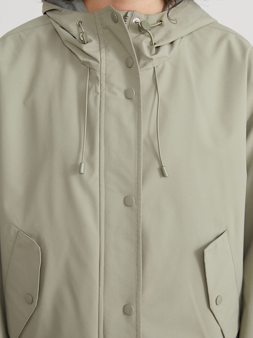 Haki Kapüşonlu Oversize Deri Görünümlü Kadın Yağmurluk-3