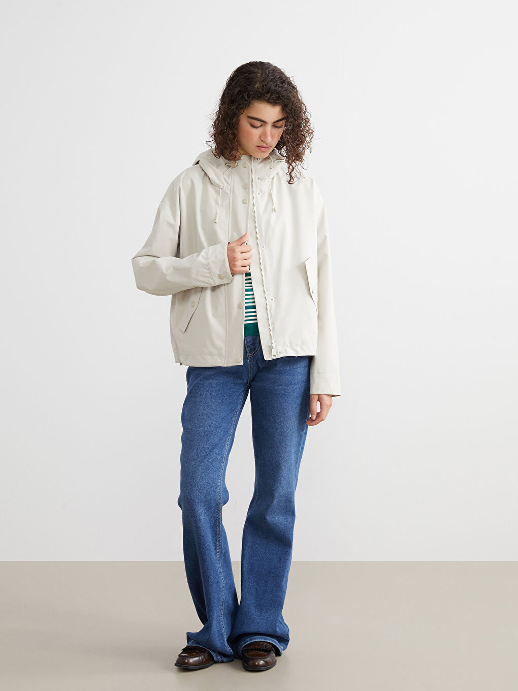 Bej Kapüşonlu Oversize Deri Görünümlü Kadın Yağmurluk-1