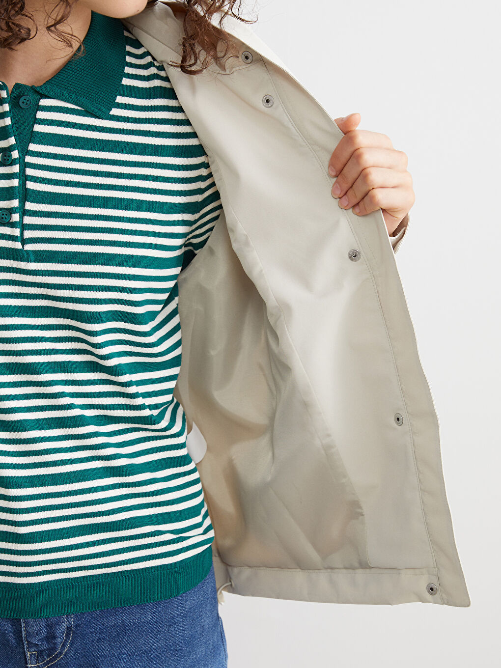 Bej Kapüşonlu Oversize Deri Görünümlü Kadın Yağmurluk-2