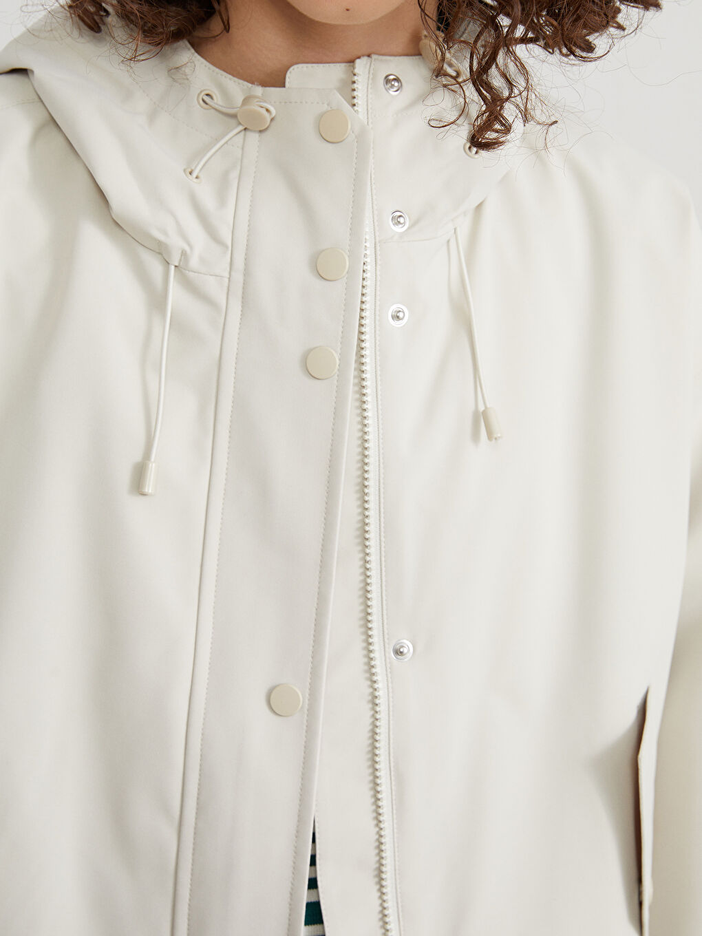 Bej Kapüşonlu Oversize Deri Görünümlü Kadın Yağmurluk-3