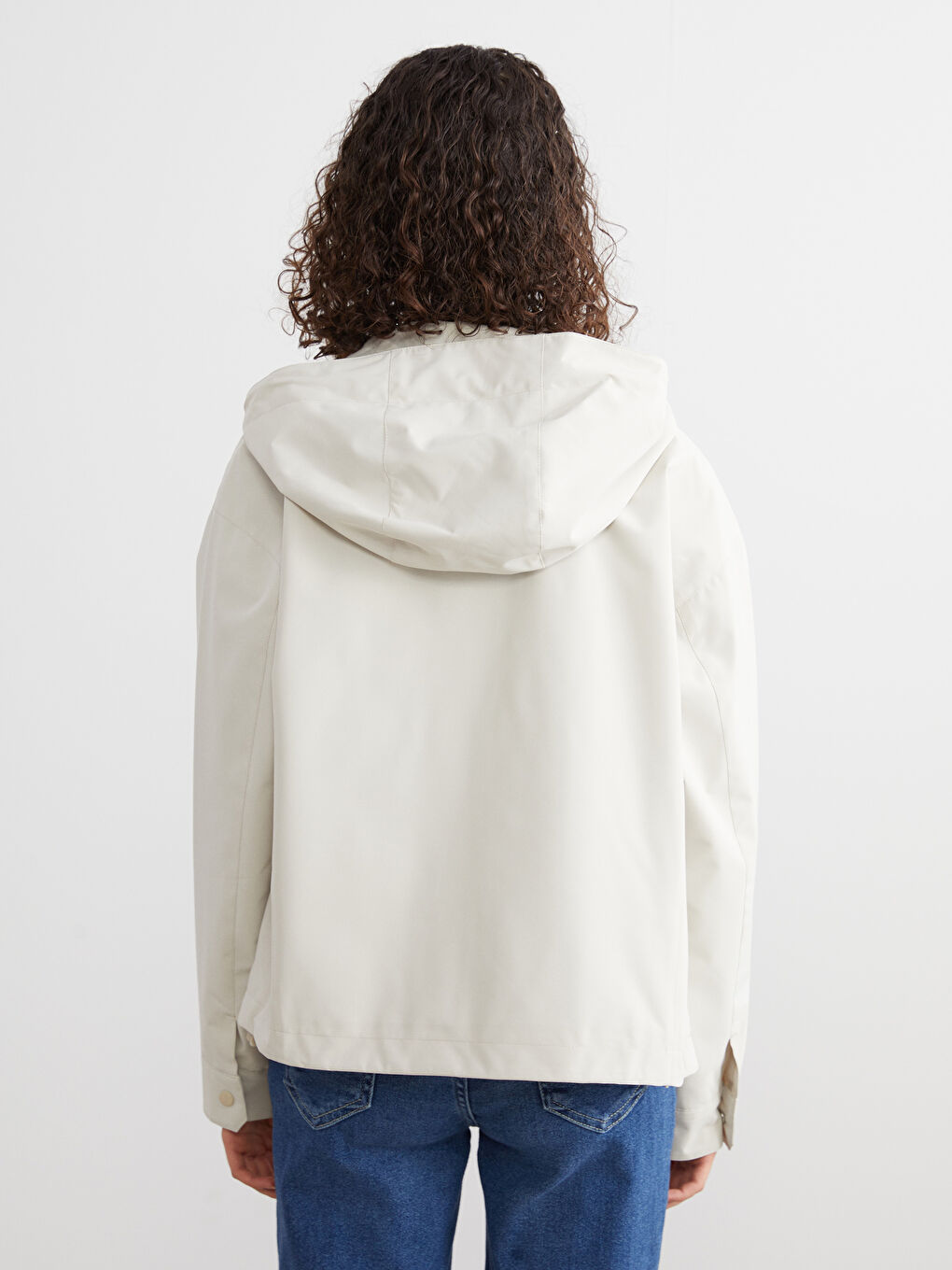 Bej Kapüşonlu Oversize Deri Görünümlü Kadın Yağmurluk-4