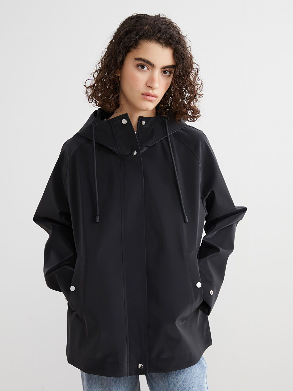 Siyah Kapüşonlu Oversize Deri Görünümlü Kadın Yağmurluk