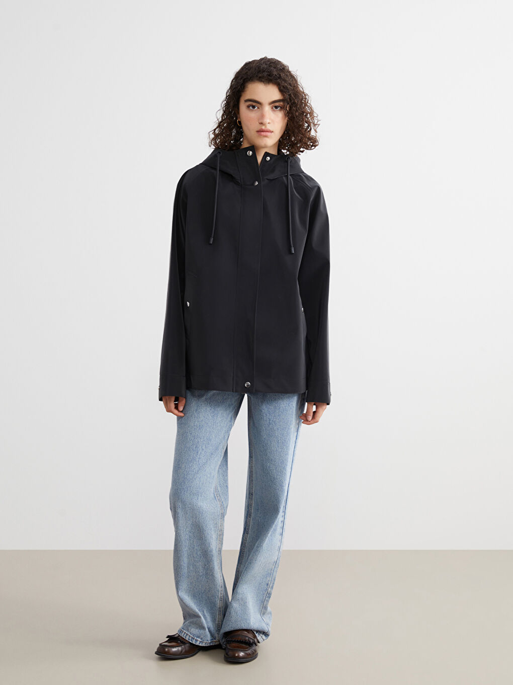 Siyah Kapüşonlu Oversize Deri Görünümlü Kadın Yağmurluk-1