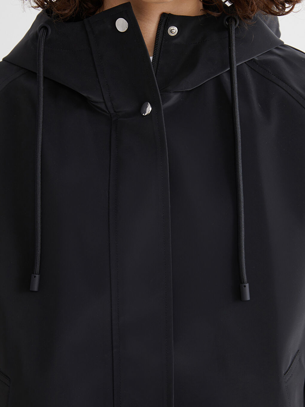 Siyah Kapüşonlu Oversize Deri Görünümlü Kadın Yağmurluk-2