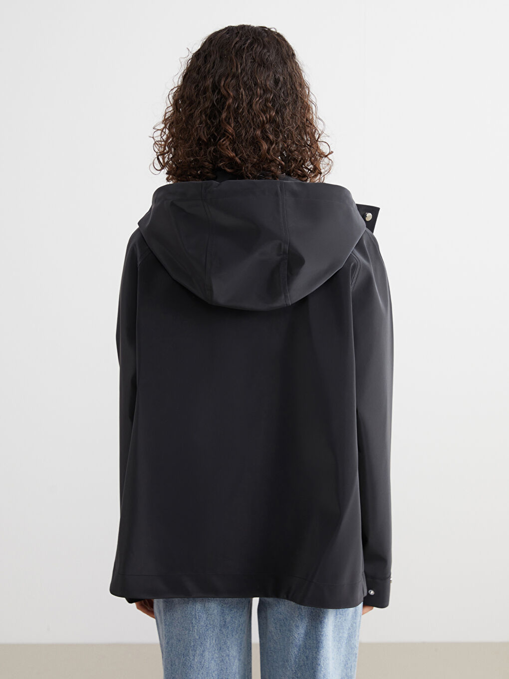 Siyah Kapüşonlu Oversize Deri Görünümlü Kadın Yağmurluk-4