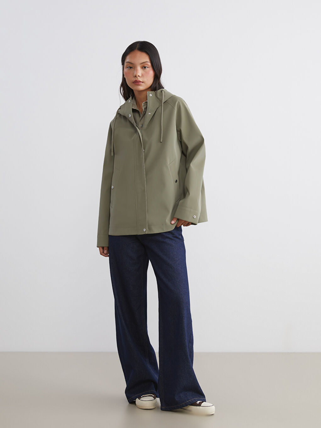 Haki Kapüşonlu Oversize Deri Görünümlü Kadın Yağmurluk-1