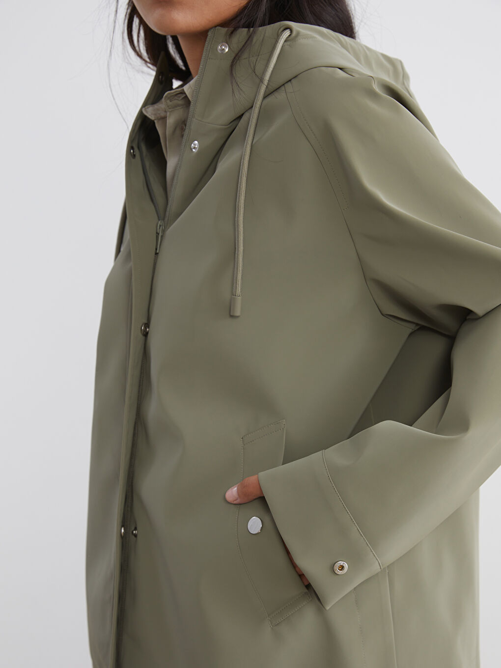 Haki Kapüşonlu Oversize Deri Görünümlü Kadın Yağmurluk-2