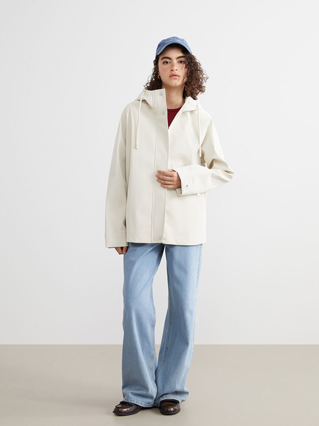 Bej Kapüşonlu Oversize Deri Görünümlü Kadın Yağmurluk-1