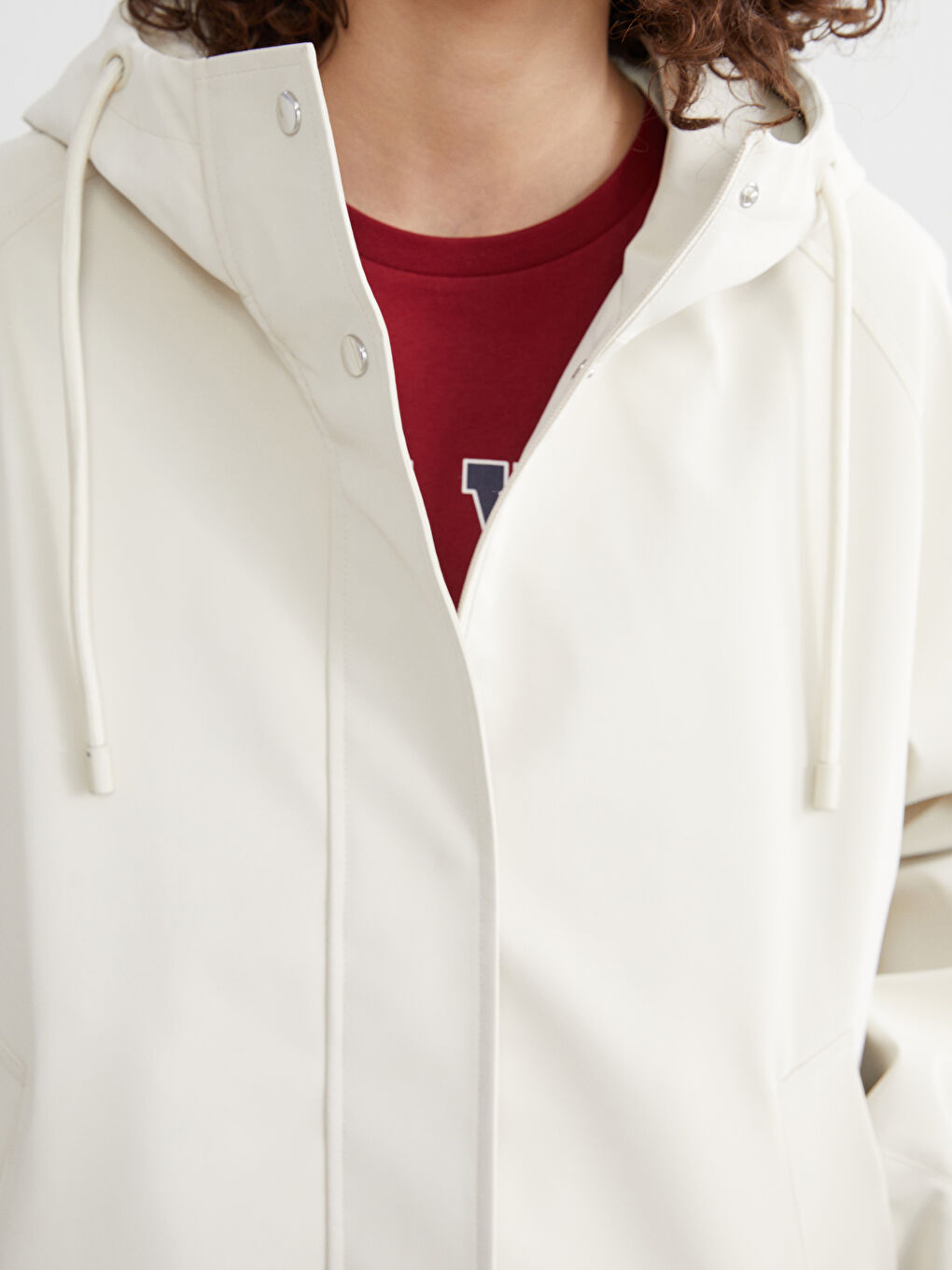 Bej Kapüşonlu Oversize Deri Görünümlü Kadın Yağmurluk-3