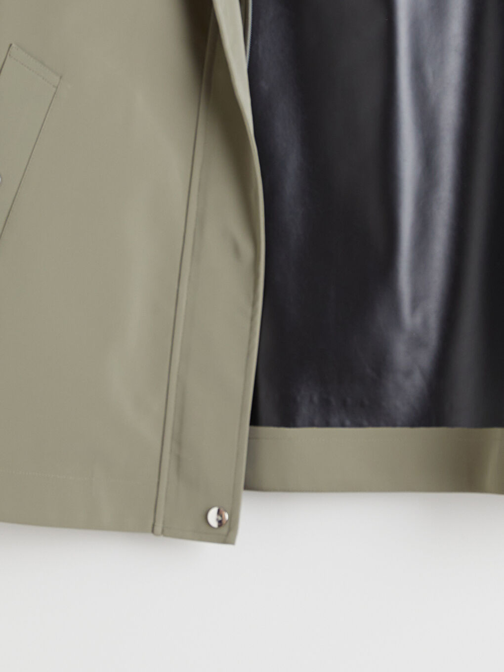 Haki Kapüşonlu Oversize Deri Görünümlü Kadın Yağmurluk-5