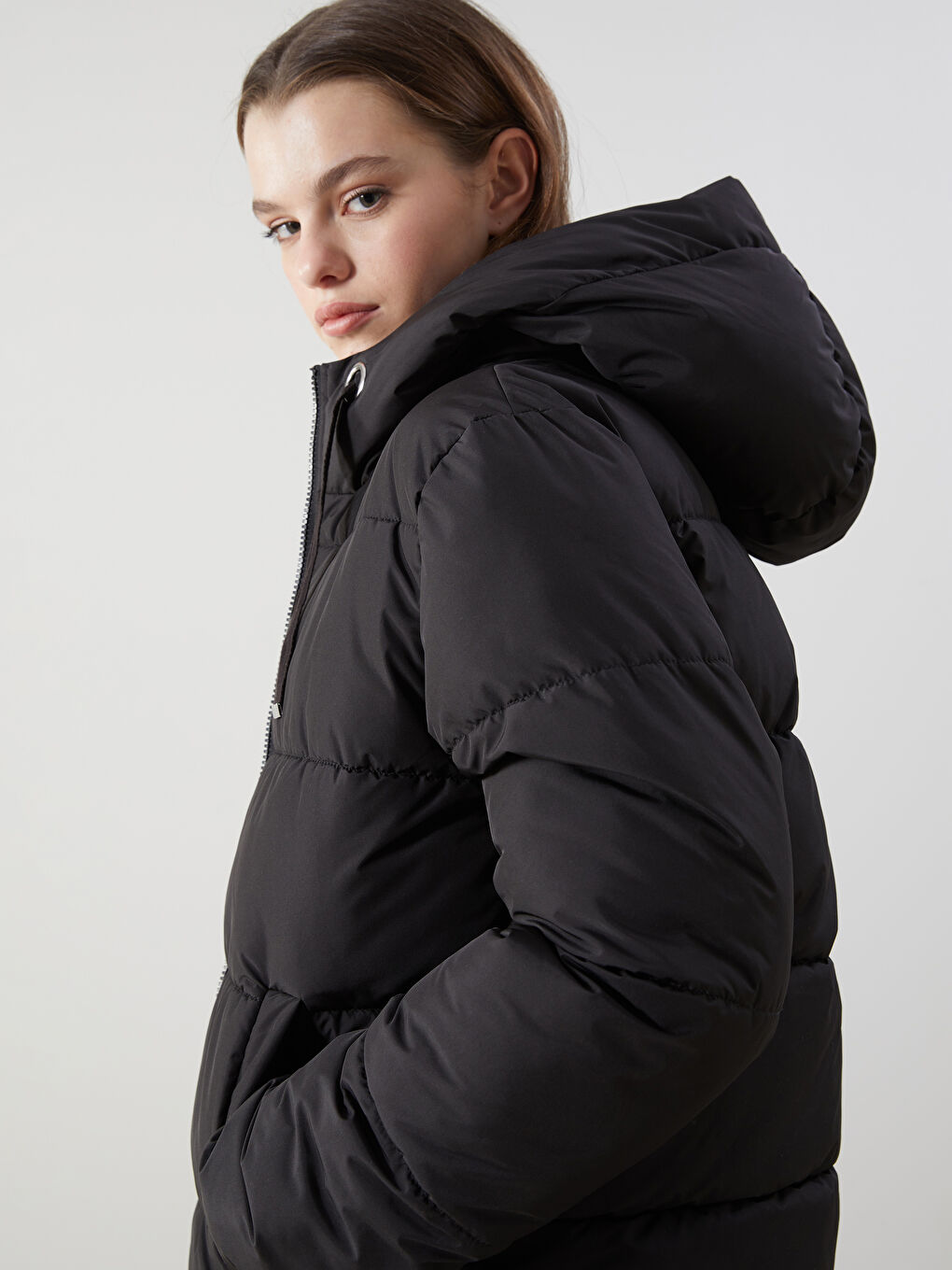 Женский пуховик с капюшоном-2