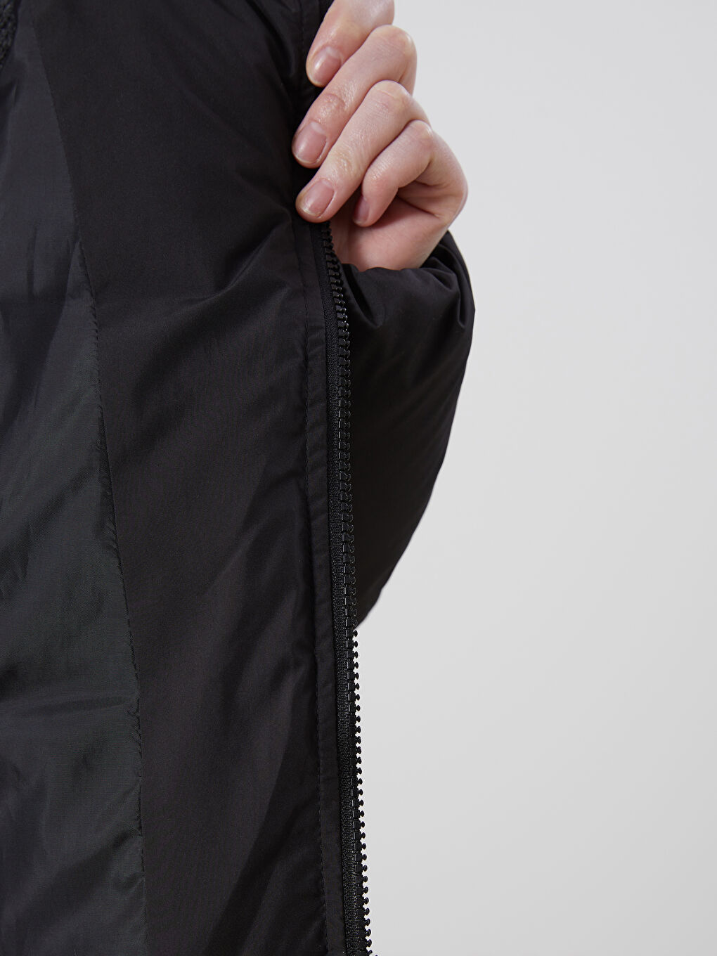 Женский пуховик с капюшоном-3