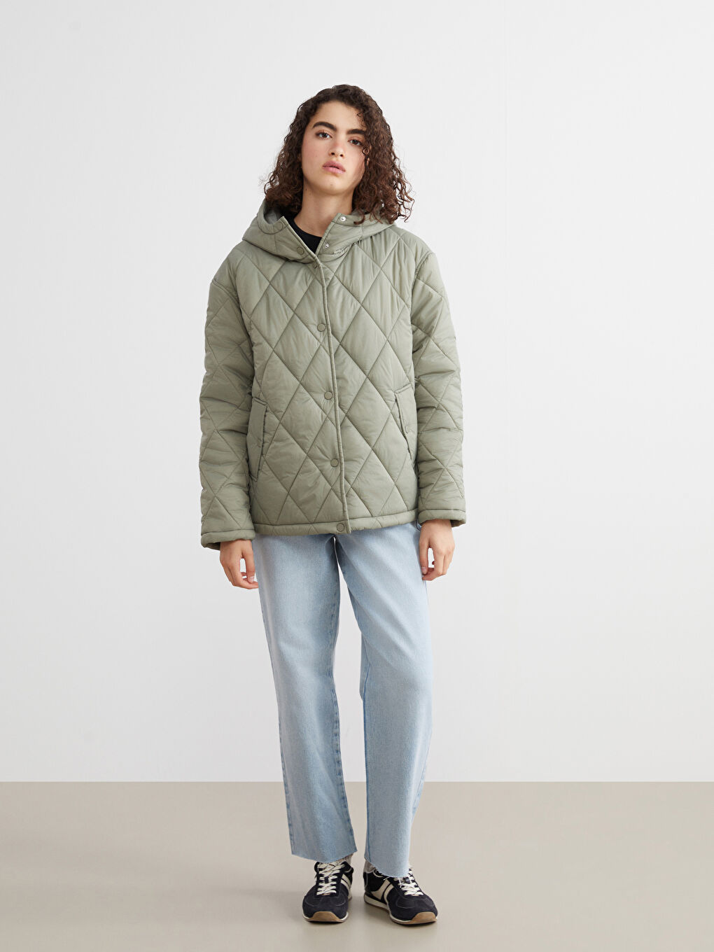 Haki Kapüşonlu Kapitone Oversize Kadın Şişme Mont-1