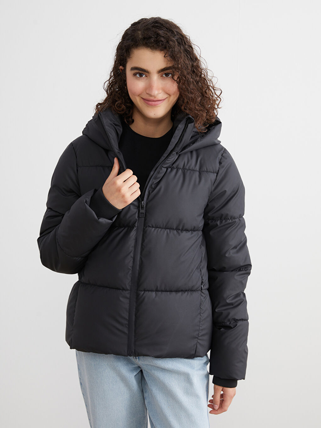 Siyah Kapüşonlu Kadın Şişme Mont