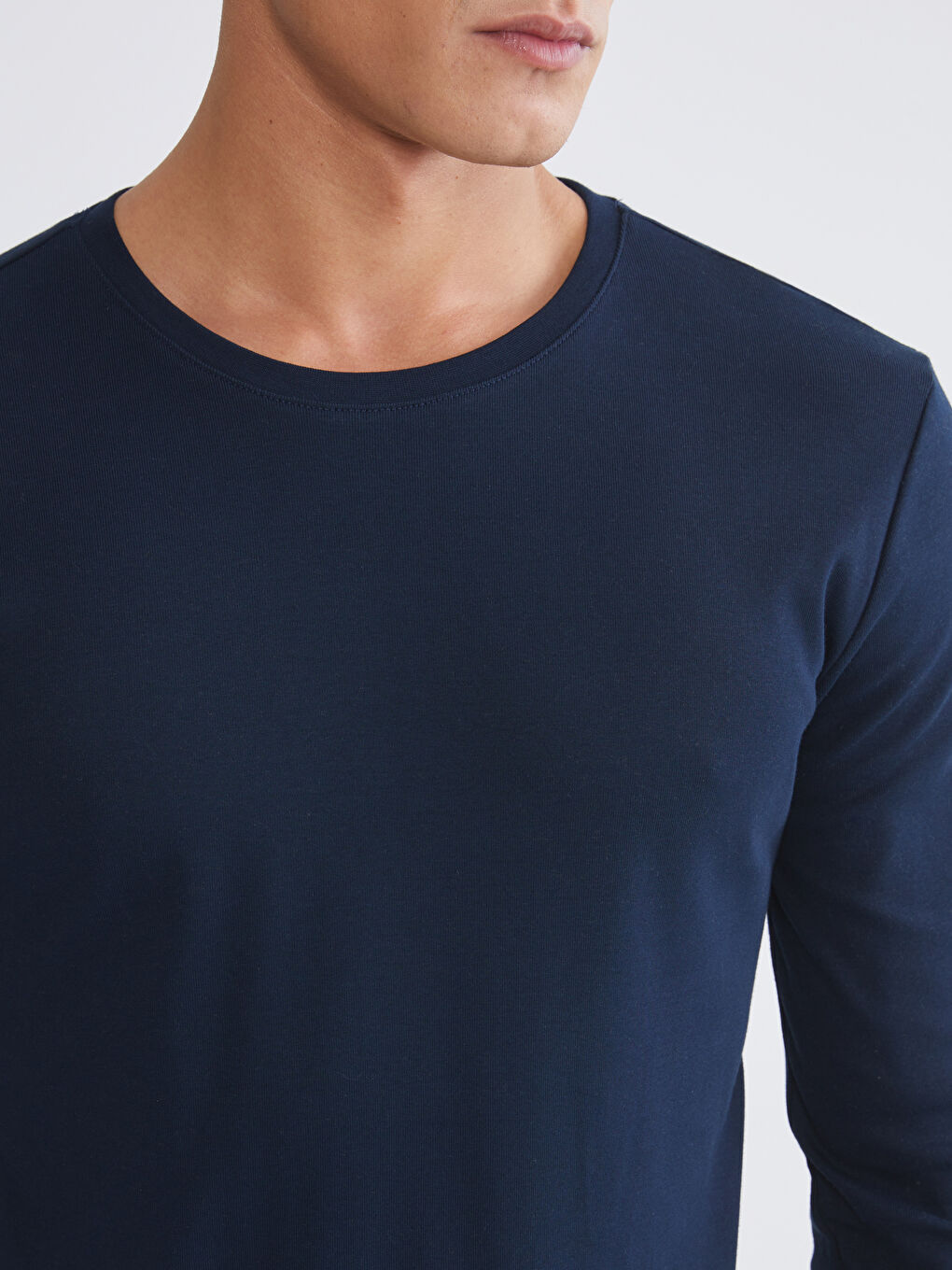 كنزة رياضية برقبة دائرية للرجال-2