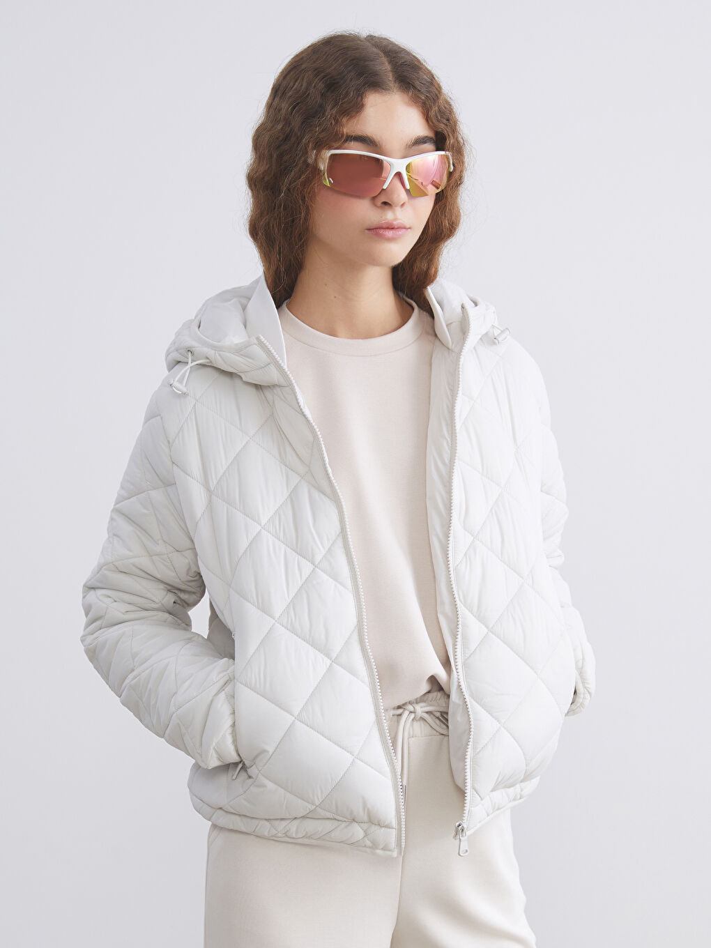 Ekru Kapüşonlu Kapitone Kadın Şişme Mont