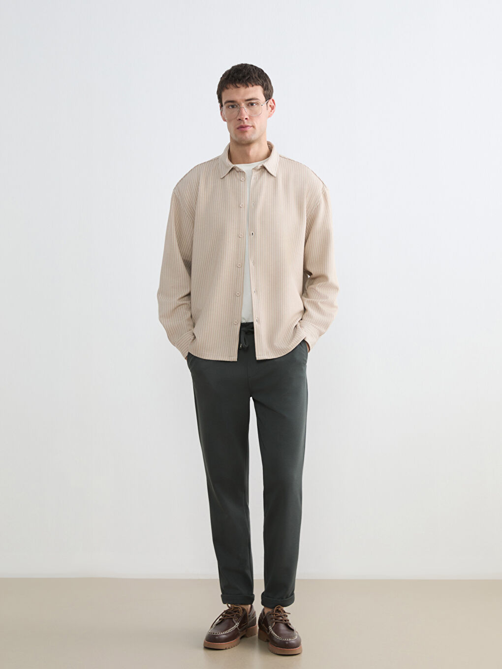 Textured men's trousers in a regular fit.