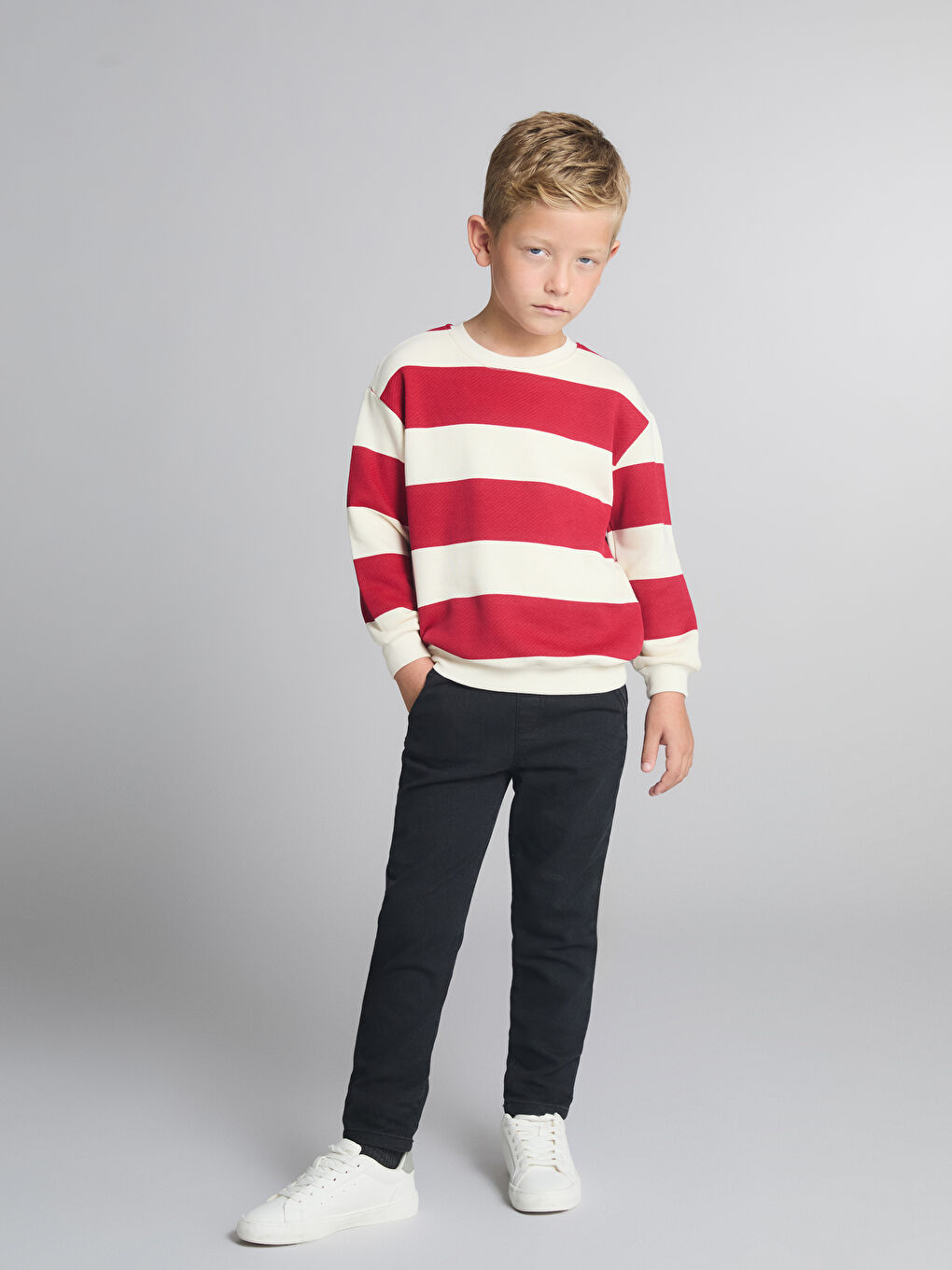 Kırmızı Bisiklet Yaka Çizgili Erkek Çocuk Sweatshirt-1