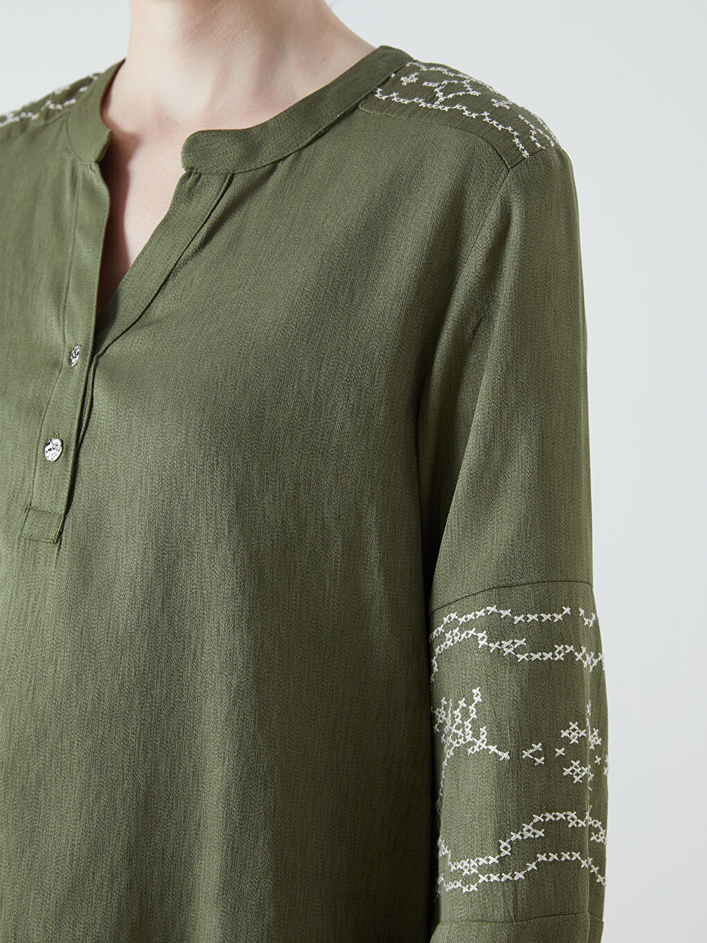 LCW Grace Notch Neck Embroidered Blouse -W56596Z8-Z8P