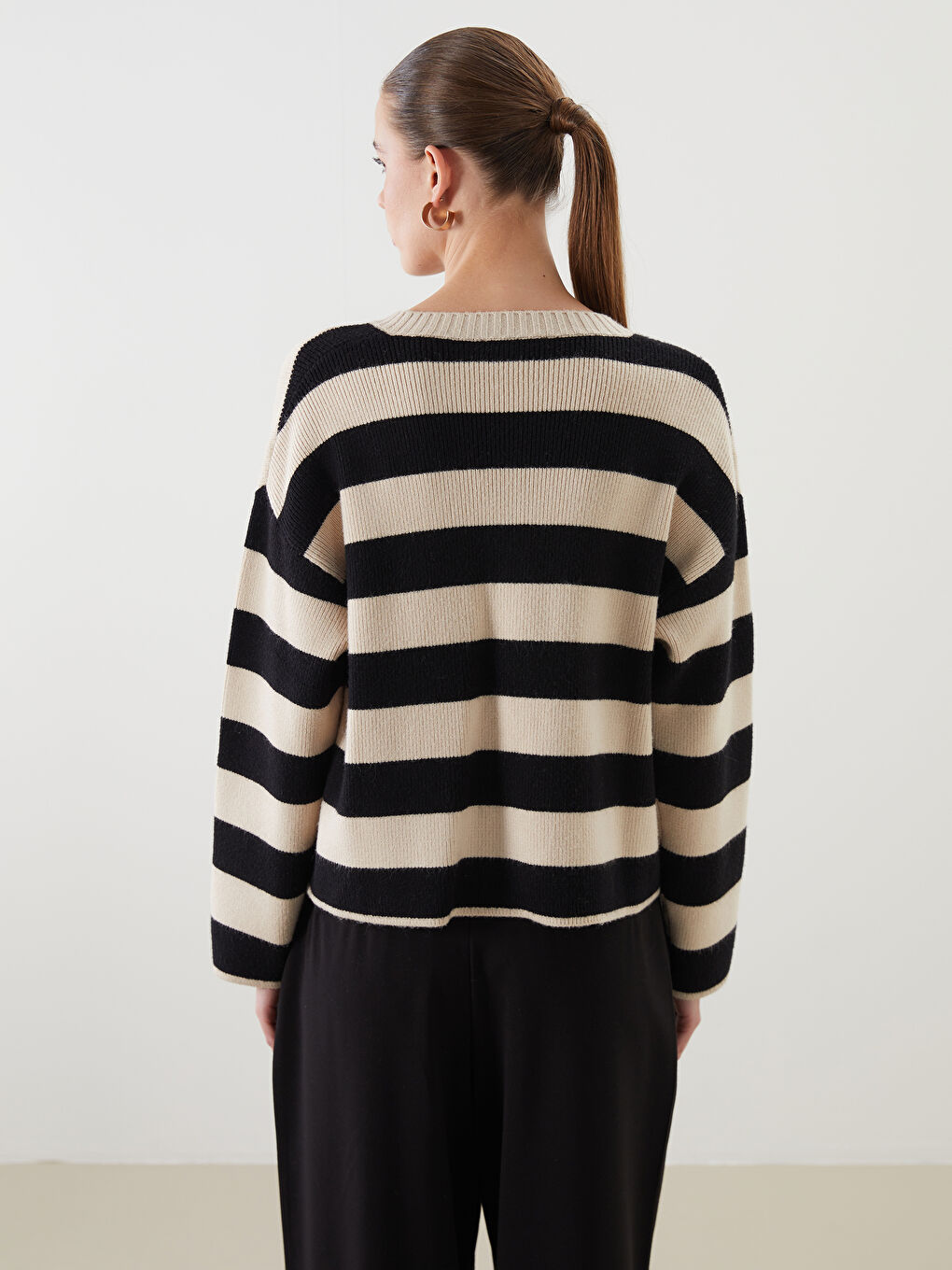 LCWAIKIKI Classic Crew Neck Striped Women's Knitwear Cardigan -W56745Z8-LFC