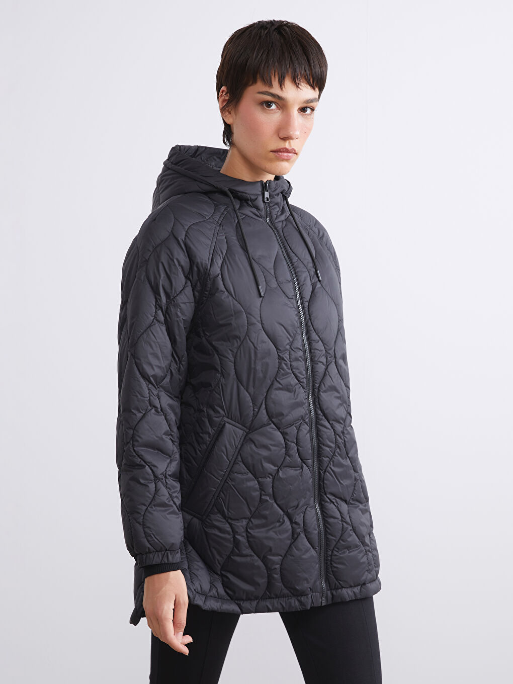 Siyah Kapüşonlu Kapitone Kadın Şişme Mont