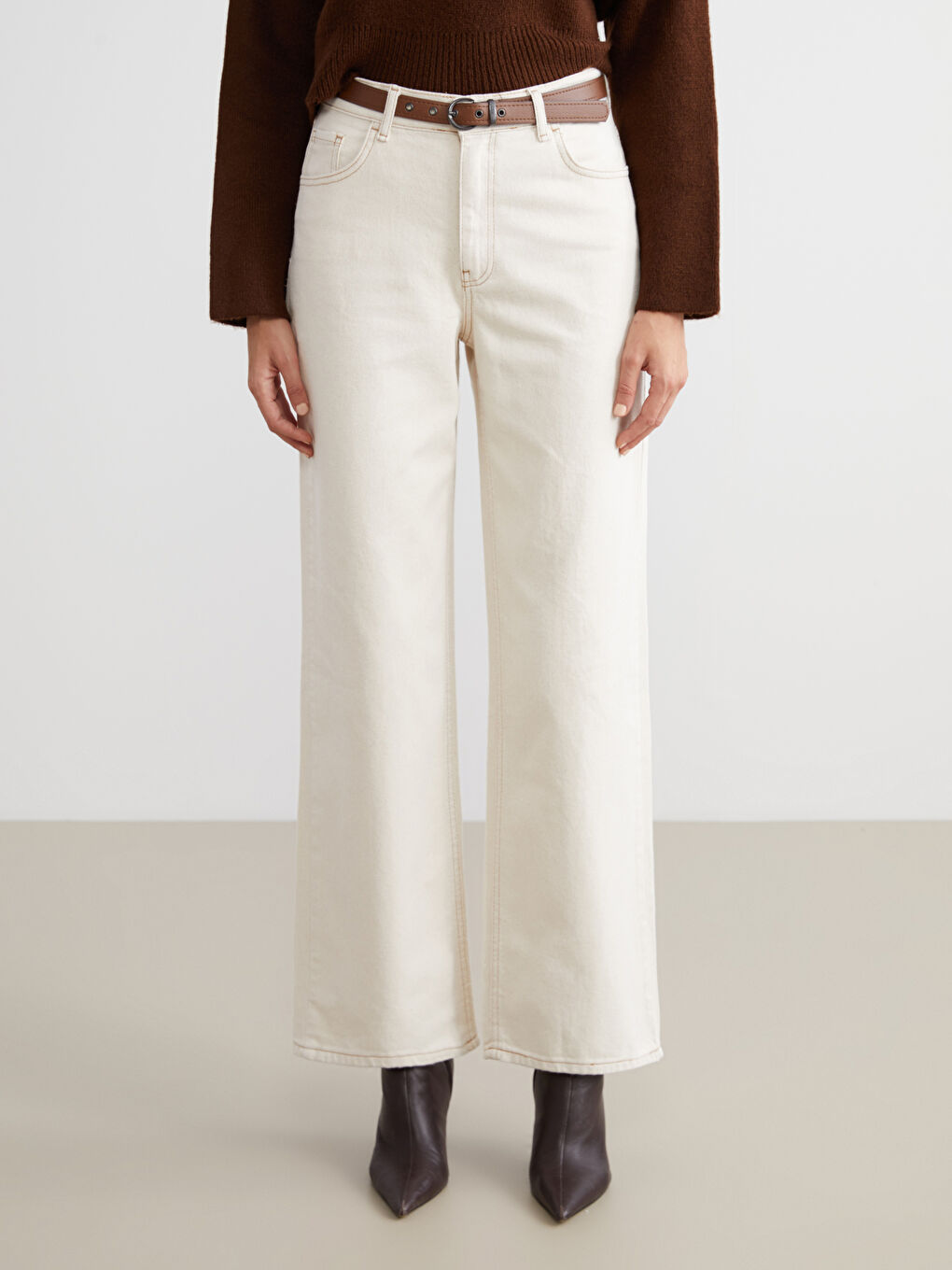 Ekru Beli Kemerli Wideleg Kadın Jean Pantolon-1