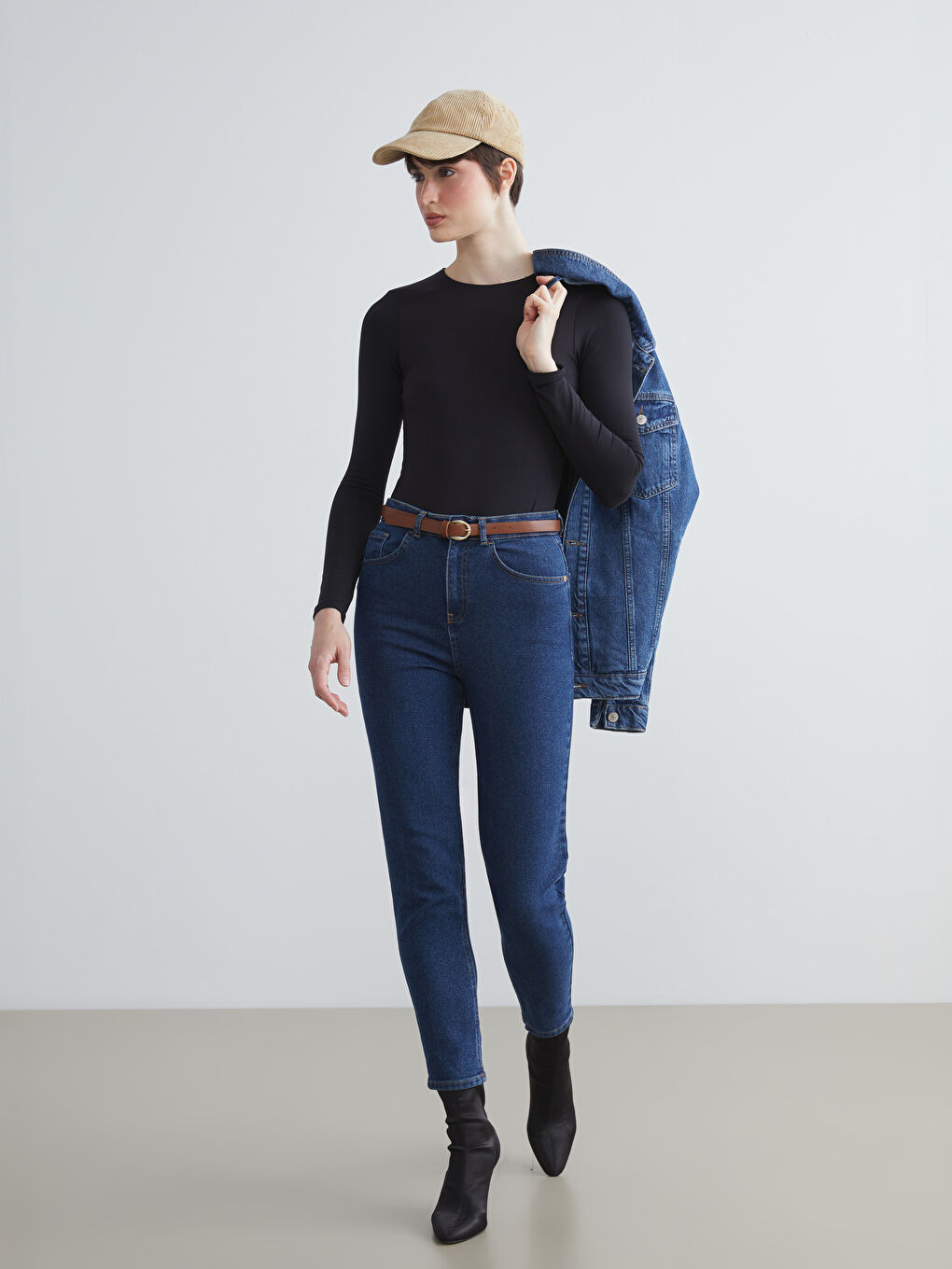 İndigo Beli Kemerli Mom Fit Kadın Jean Pantolon