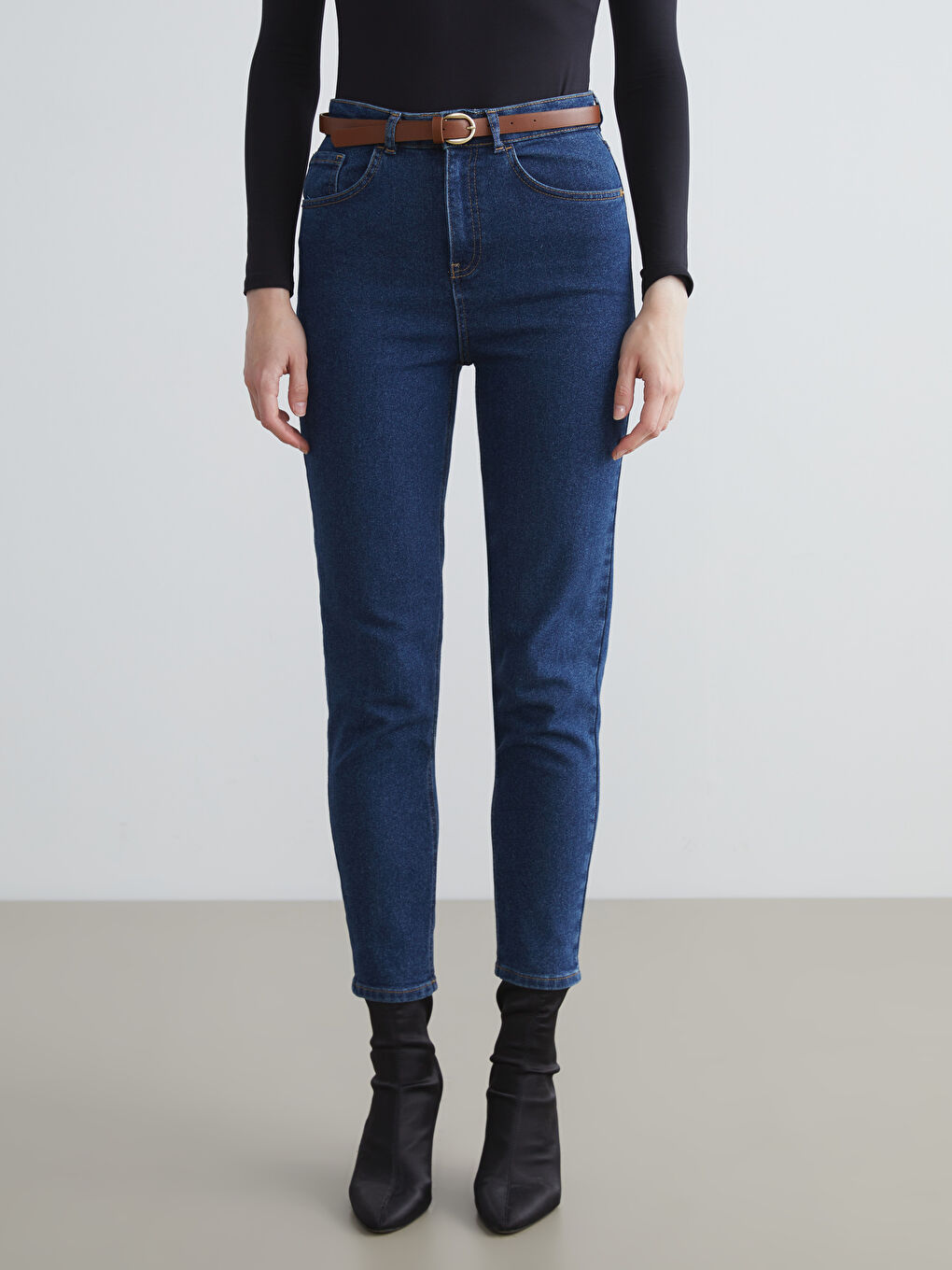 İndigo Beli Kemerli Mom Fit Kadın Jean Pantolon-1