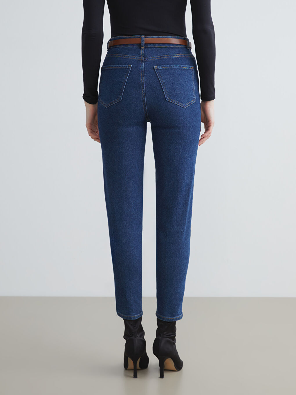 İndigo Beli Kemerli Mom Fit Kadın Jean Pantolon-3