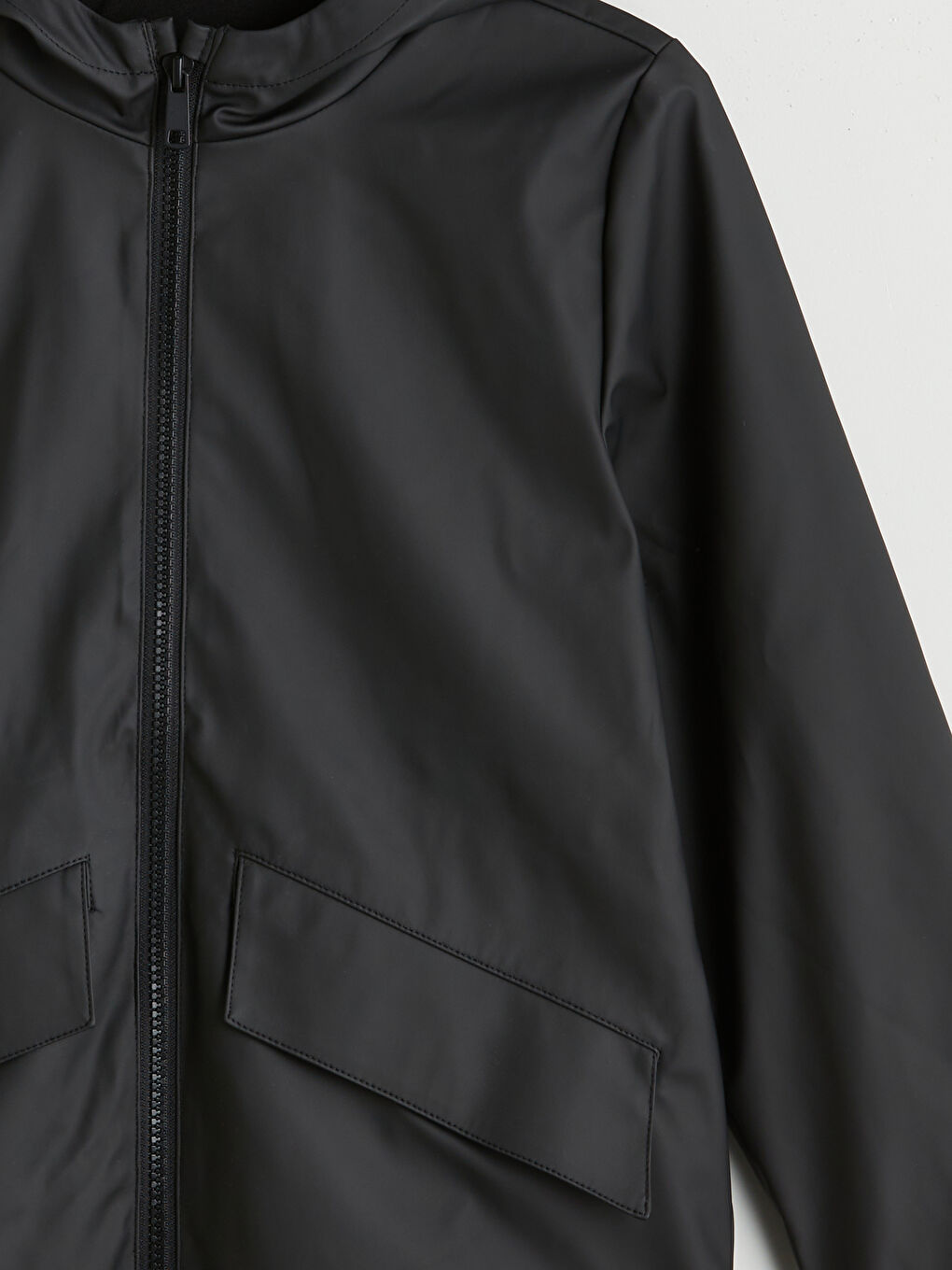 Siyah Kapüşonlu Erkek Çocuk Mont-2