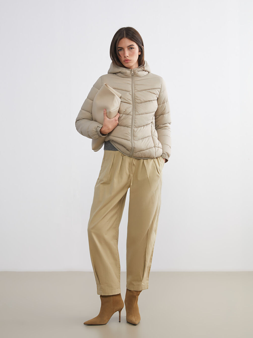 Bej Kapüşonlu Kadın Şişme Mont-1